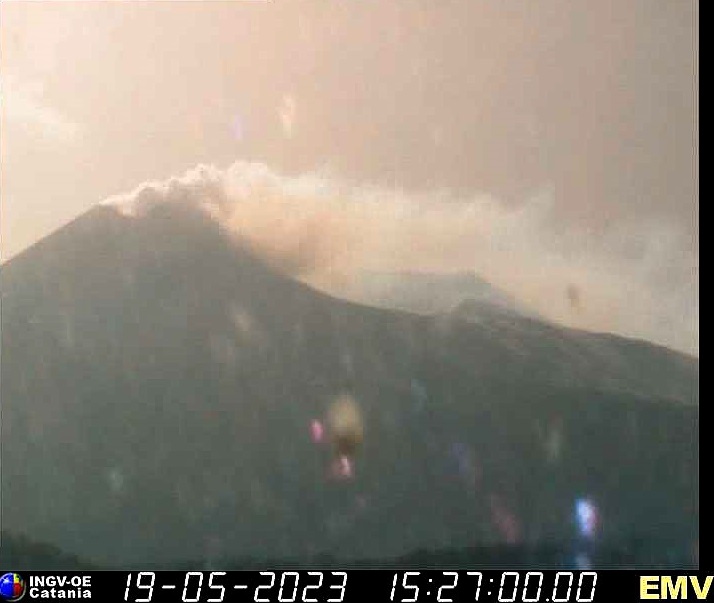 Imagem por webcam do Vulco Etna dia 19 de maio. Um enxame ssmico foi detectado nas ltimas 24 horas. Crdito: INGV