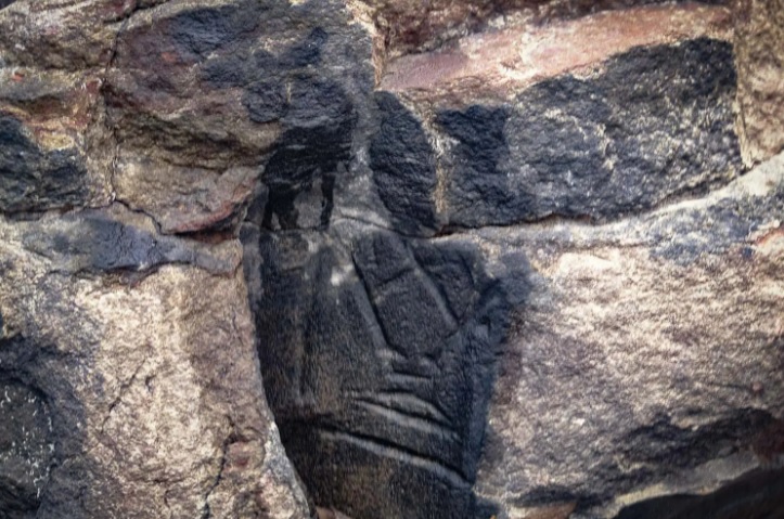 Inscries na pedra que reapareceram com a seca no stio arqueolgico das Lajes. Crdito: Alberto Csar Arajo/Amaznia Real 