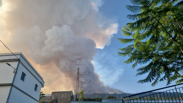 Uma enorme coluna de fumaa foi registrada em Tenerife em 16 de agosto. Crdito: Divulgao via twitter @gcatme88