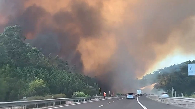 Morador registra grande nuvem de fumaa chegando  uma rodovia na regio de Odemira, em Beja, no sul de Portugal. Crdito: reproduo redes sociais