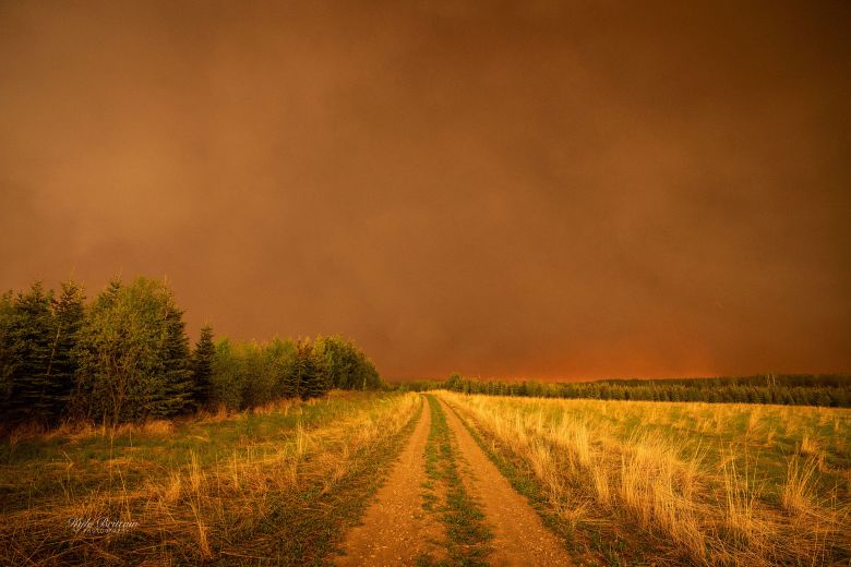 Incio da temporada de incndios florestais no Canad  agravada por onda de calor. Crdito: Calgary, Alberta, Canad. Divulgao via twitter @KyleBrittainWX