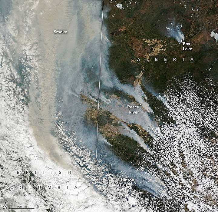 O satlite Terra, da Nasa, capturou uma grande rea de fumaa dos incndios florestais provenientes de Alberta e da Colmbia Britnica, no Canad, em 6 de maio. Crdito: NASA 