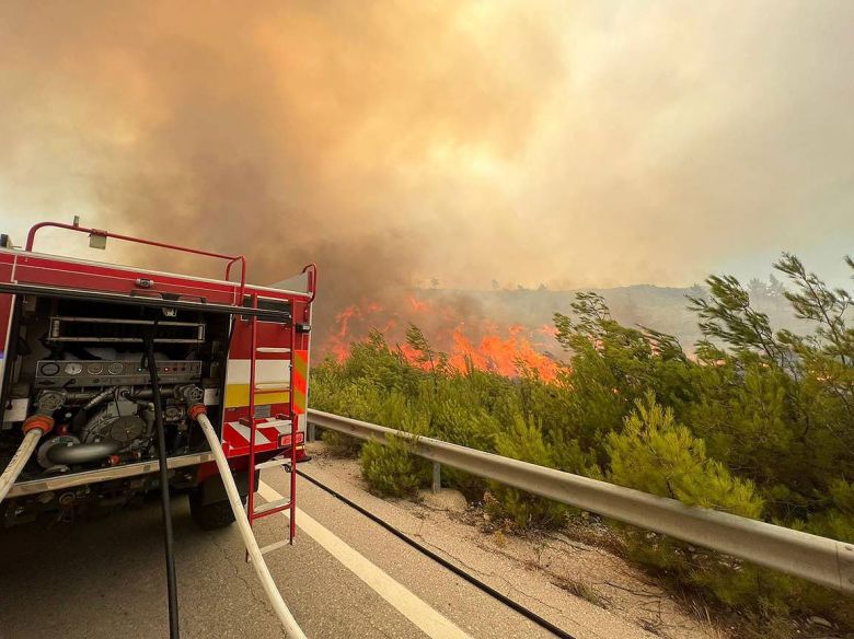 Os incndios florestais na Grcia j provocam a maior evacuao da histria do pas. Crdito: divulgao via twitter @eu echo