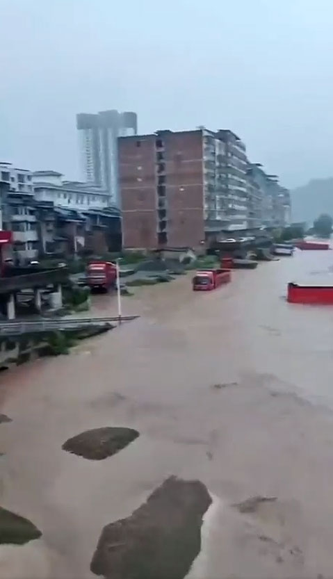 Sichuan, no sudoeste da China, vem enfrentando chuvas torrenciais e inundaes h cerca de um ms. Crdito: Divulgao via twitter @kaiyan 1<BR> 