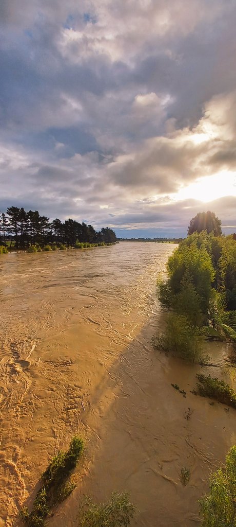 O rio Manawatu transbordou com o grande volume de gua despejado pelo ciclone Gabrielle. Crdito: Divulgao pelo twitter @StormHour @aokautere  