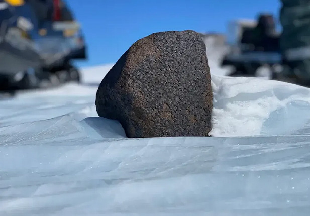Meteorito de 7,6 quilos  encontrado na Antrtida por pesquisadores do Field Museum. Crdito: Divulgao pelo twitter @maria c valdes e @FieldMuseum<BR> 
