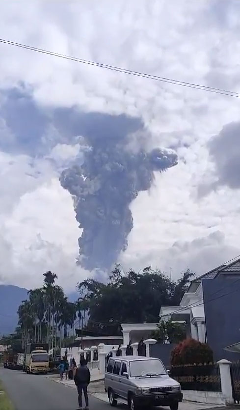 Erupo do Monte Merapi lanou uma coluna de cinzas at 3 quilmetros de altura.  Crdito: divulgao via twitter @BNPBIndonesia