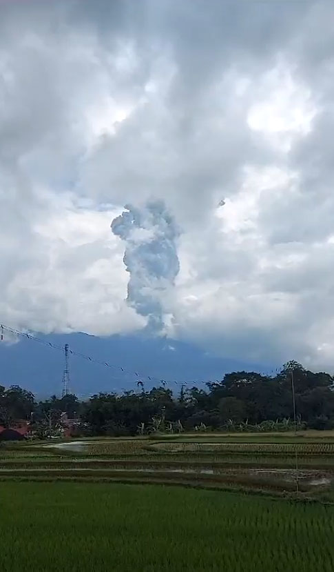 Exploso do Monte Merapi, localizado na ilha de Sumatra, na Indonsia, registrada na tarde do dia 3. Crdito: divulgao via twitter @BNPB Indonesia'