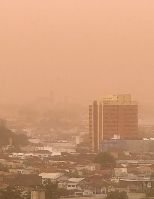 Cortina de poeira cobre a regio de Ribeiro Preto, no interior de So Paulo, na tarde do dia 15. Crdito: divulgao via twitter @cortezpsol