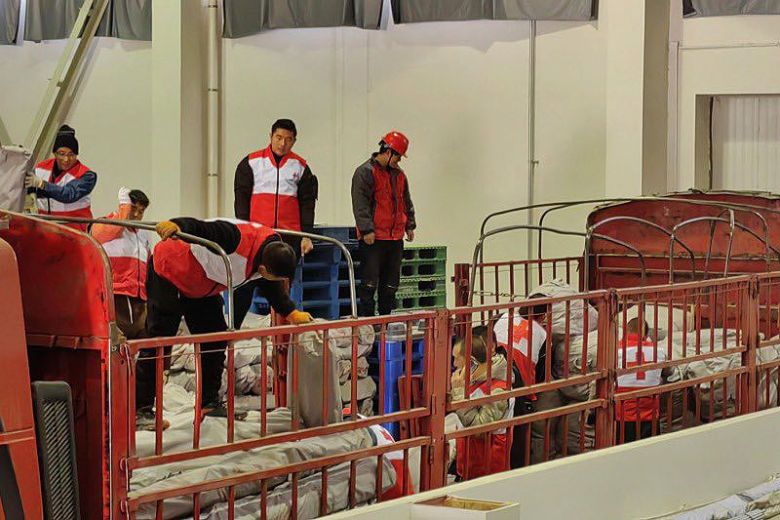 Equipes da Cruz Vermelha da China esto em Gansu e ajudam nas buscas e ajuda emergencial. Crdito: @IFRC<BR> 