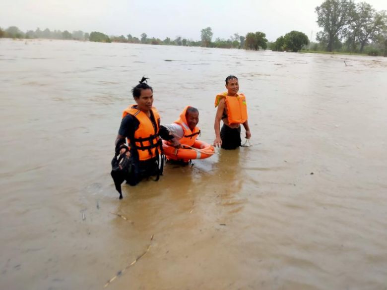 Equipes da Cruz Vermelha atuam em conjunto para resgatar moradores das reas inundadas. Crdito: Cruz Vermelha Mianmar 