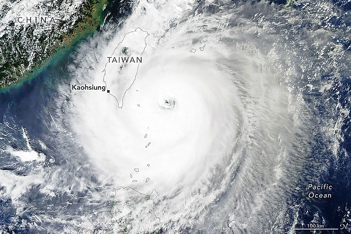 A imagem do satlite Aqua, da Nasa, do dia 4 de outubro, mostra o grande tufo Koinu a cerca de 200 quilmetros da costa de Taiwan. Os ventos sustentados alcanaram 210 km/h. Crdito: NASA