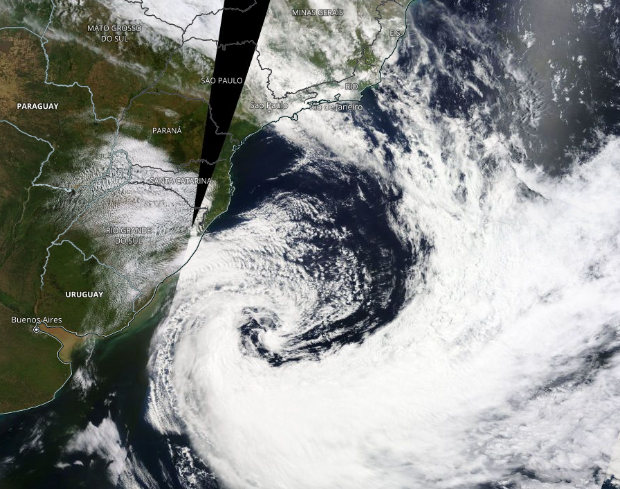 Imagem de satlite mostra o ciclone em alto mar associado a frente fria j distante do estado de SP no dia 4 de novembro. Crdito: Worldview/NASA