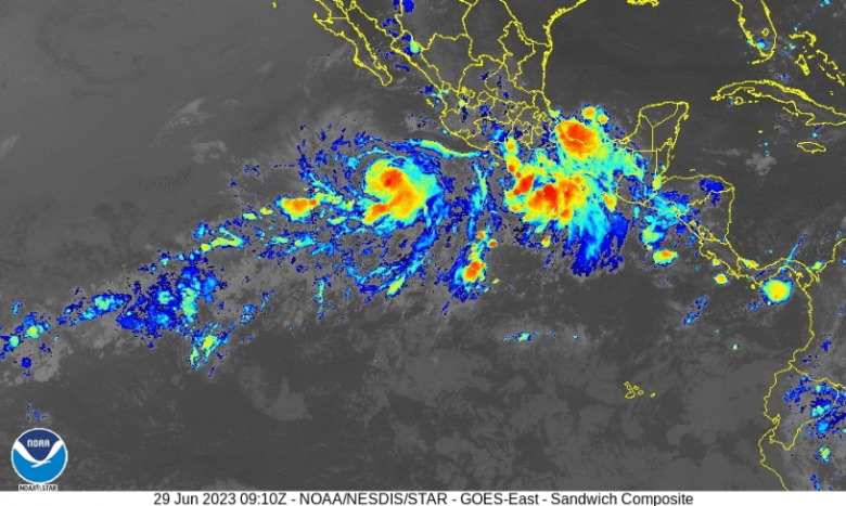 Imagem de satlite mostra o furaco Adrian atuando em alto mar,  esquerda, e as instabilidades da nova depresso tropical prximas  costa sul do Mxico. Crdito: NOAA