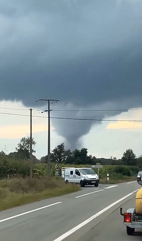 Tornado registrado por motorista no oeste de Mayenne em 17 de setembro de 2023. Crdito: reproduo redes sociais/ via twitter @MeteoExpress 