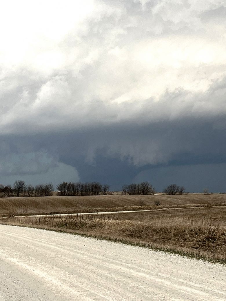 Tornado  flagrado no Condado Wapello, em Iowa, na srie de fenmenos destrutivos do fim de semana.Crdito: Lauren Sylvester Divulgao pelo twiiter @RileyFannonKTVO  