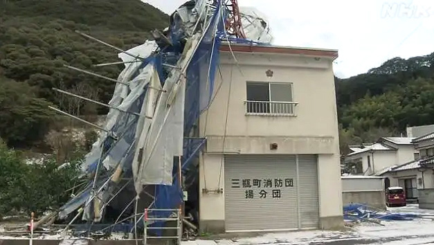 Vendaval destroi estrutura de casa na cidade de Seiyo, em Ehime. Crdito: Divulgao NHK 