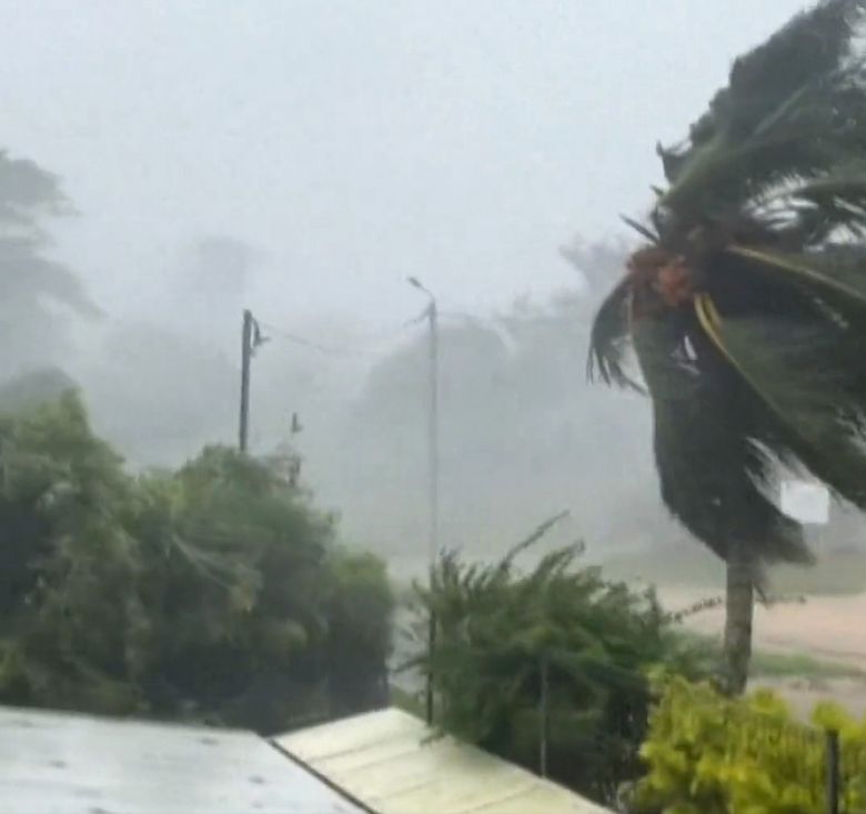 Port Vila  atingida por ventos destrutivos. Crdito: Imagem divulgada pelo twitter @bbcweather 