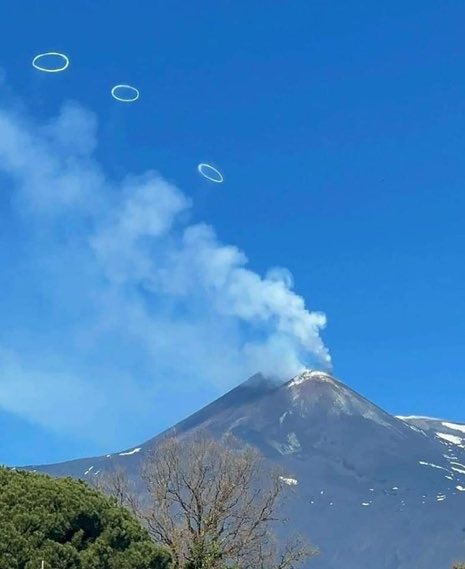 Vulco Etna j expeliu centenas de anis de fumaa nos ltimos dias. Crdito: Magdalena Blum/@deZabedrosky