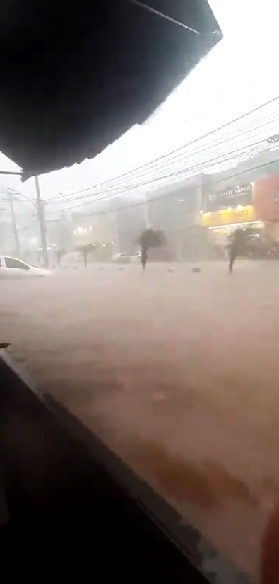 Avenida vira rio em Caieiras durante temporal na tera-feira, dia 5. Crdito: reproduo redes sociais  