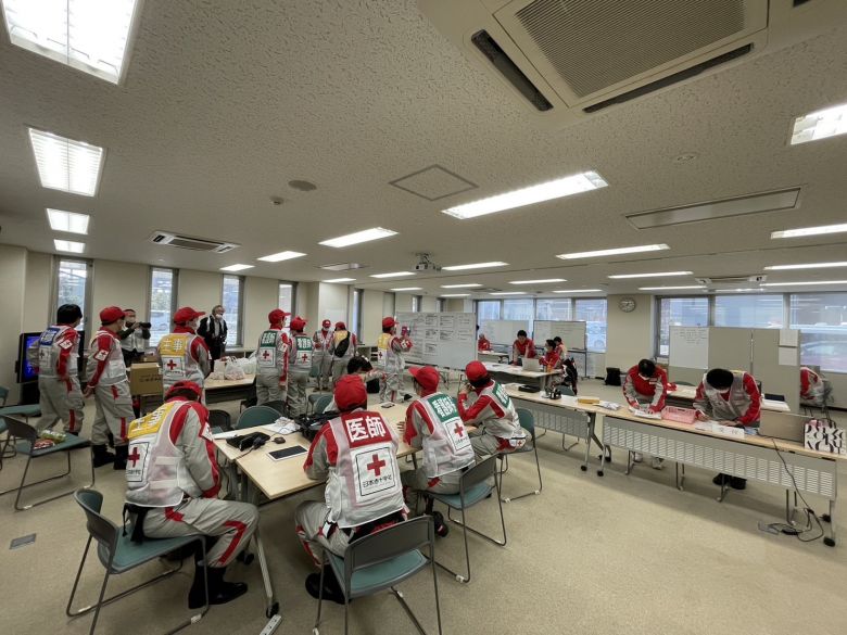 Equipe de gerenciamento de desastres da Cruz Vermelha Japonesa se rene para decidir as aes de ajuda em Ishikawa. Crdito: Cruz Vermelha na sia 