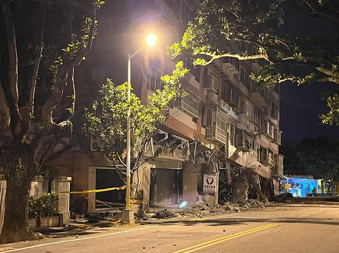 Edifcio sofreu danos com os novos tremores em Hualien. Crdito: Corpo de Bombeiros do Condado de Hualien (Taiwan)