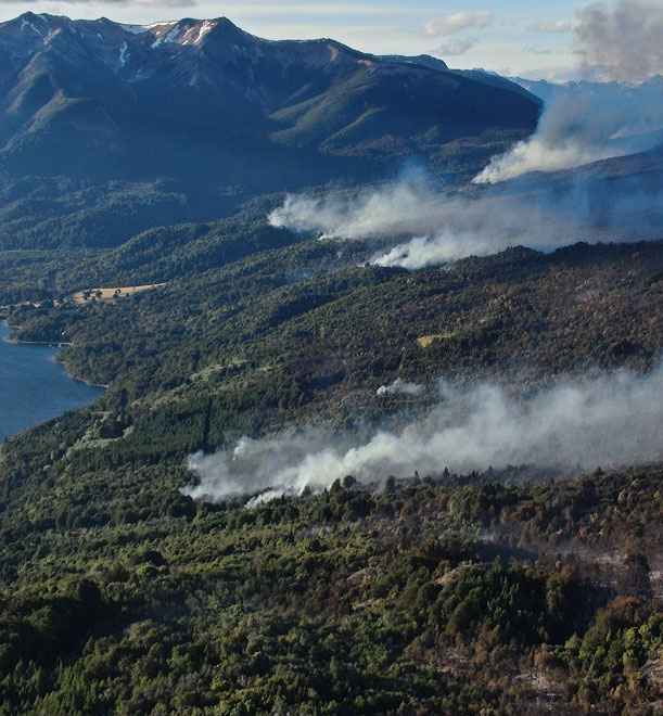 Parque Nacional de Los Alerces, na Patagnia Argentina, registra vrios focos de incndio desde o final de janeiro. Crdito: divulgao instagram @<BR>pn los alerces