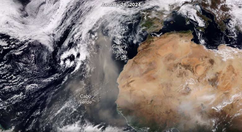 Imagem de satlite mostra uma grande nuvem de poeira do Saara avanando em direo  Cabo Verde e s Canrias em 26 de janeiro. Crdito: NOAA/NASA 