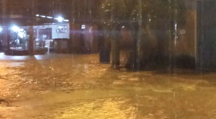 Chuvas intensas provocaram alagamentos e enxurradas na Baixada Fluminense e em parte da regio metropolitana do RJ na noite do dia 21. Crdito: reproduo/redes sociais