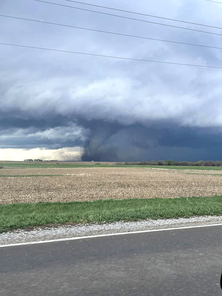 Tornado  flagrado em regio do estado de Nebraska no sbado. Crdito: divulgao via facebook/Angela Lapp 