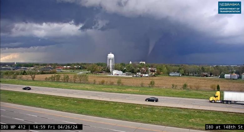 Cmera do Departamento de Transporte de Nebraska flagra tornado se formando na regio. Crdito: divulgao facebook.com/NebraskaDOT/