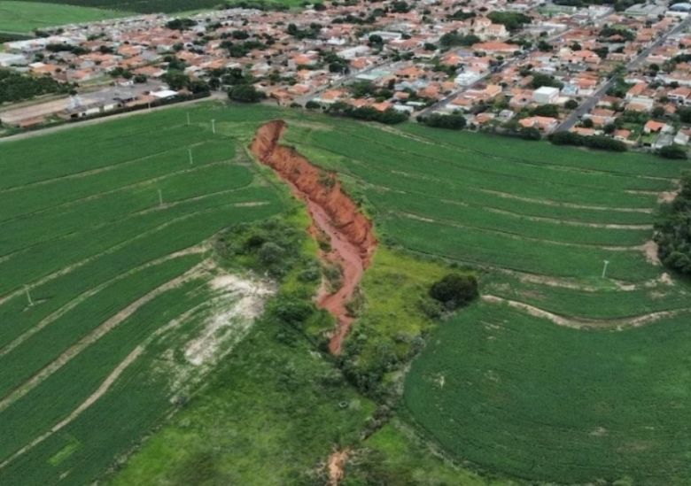 Cratera est muito prxima  rea urbana de Luprcio e ameaa ruas e moradias da regio. Crdito: Adilson Rocha, via Google Street View. 