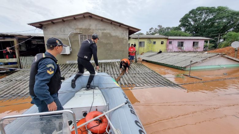 Militares da Marinha do Brasil na Operao Taquari resgatam pessoas em telhados no dia 5 de maio. Crdito: Marinha do Brasil/Fotos Pblicas