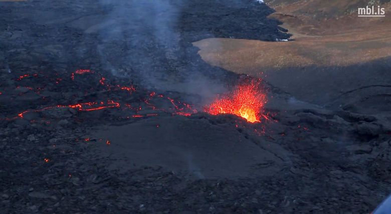 Fluxos de lava continuam saindo por uma nova fissura aberta a sudeste da montanha Hagafell no dia 14 de janeiro. Crdito: divulgao Guarda Costeira da Islndia/mbl.is/IMO  