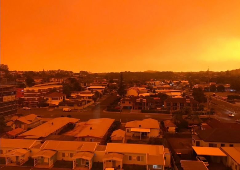 C�u alaranjado em Port Macquarie, em Nova Gales do Sul. A densa fuma�a se espalha por v�rias cidades da regi�o. Cr�dito: Imagem divulgada pelo twitter @marcdodd