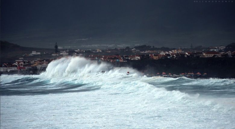 Fortes ondas na Ilha de So Miguel. Regio est em alerta laranja com a passagem da depresso Elsa. Crdito: Imagem divulgada pelo twitter @VOSTPT @VOSTAZ