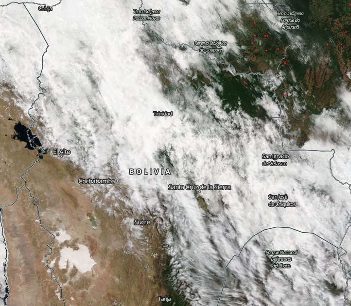Uma grande camada de nuvens se espalha pela Bolívia e vem provocando chuva, o que ajudou a reduzir drasticamente o número de incêndios no país neste começo de outubro. Imagem do dia 7 de outubro. Crédito: EOSDIS Wordview 