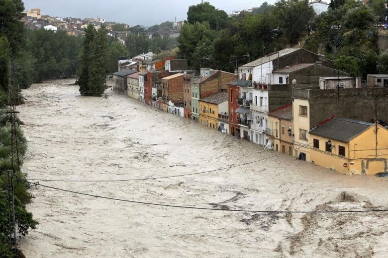 Inundação em Valência, no sudeste da Espanha, após chuvas torrenciais. Imagem divulgada pelo twitter @HaiCatt
