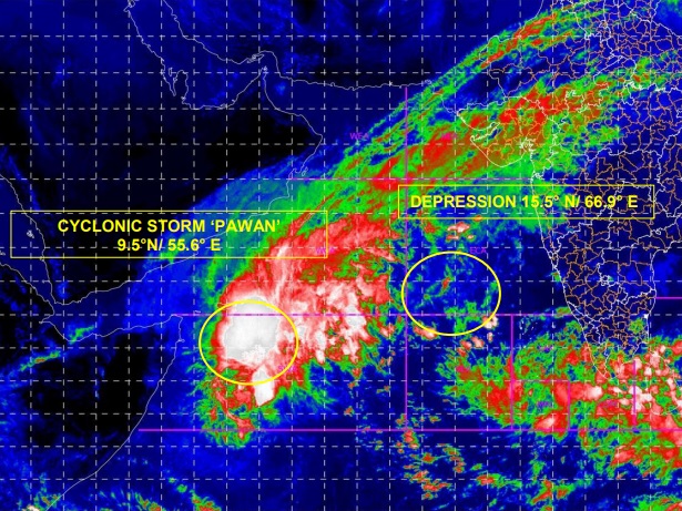 A área de tempestade do ciclone tropical Pawan aparece à esquerda da imagem, enquanto uma depressão tropical perde força na região à direita da imagem. Crédito: Departamento Meteorológico da Índia. 
