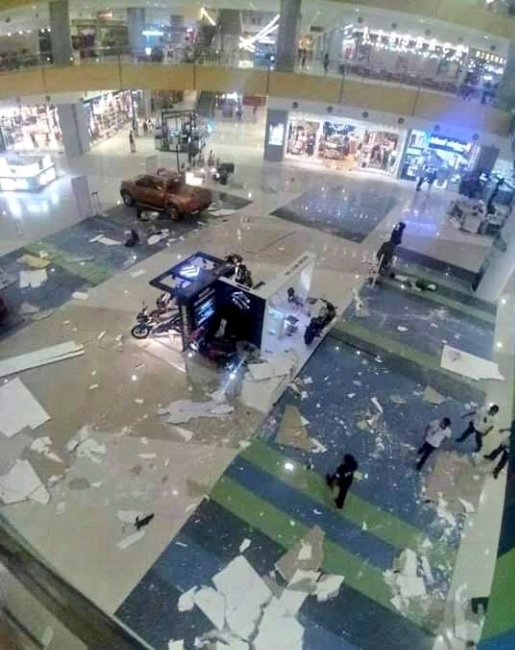 Danos em shopping center nas Filipinas ap�s forte tremor desta quarta-feira. Imagem divulgada em redes sociais. Cr�dito: Daily Mail. 