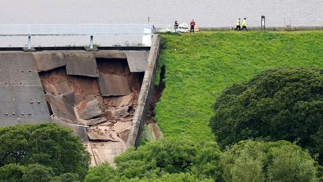 Foto: Todo o trabalho  para impedir que a parede do reservatrio em Whaley Bridge se rompa. Divulgao Twitter @ChrisLew300