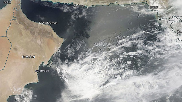 Imagem de satélite mostra o ciclone tropical Hikka, que avança pelo mar da Arábia em direção à costa de Oman. Crédito: Wordview/Nasa.
