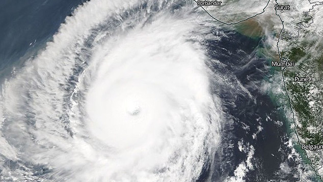 Imagem de satélite mostra o poderoso ciclone tropical Kyarr, na categoria 4, sobre as águas do mar da Arábia. Crédito: Wordview/Nasa. 