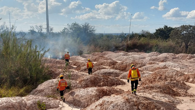 Homens trabalham no combate a um incêndio na região de Brasília. Foto: Corpo de Bombeiros/Divulgação.