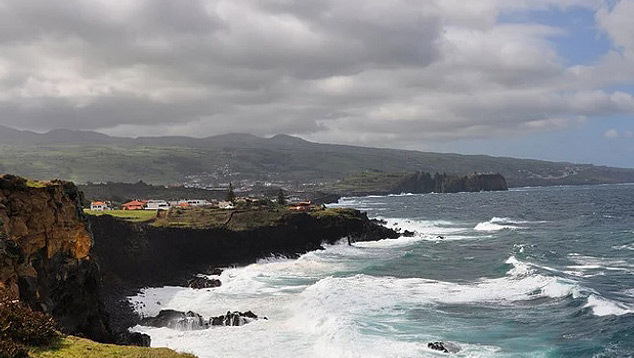 Furacão Lorenzo avança em direção aos Açores e deixa região em alerta máximo.