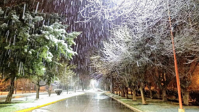 Forte nevasca atinge a parte sul da provncia de Buenos Aires na noite desta segunda-feira, dia 12. Foto: Neve em Necochea, divulgao twitter @Estacion bcp  