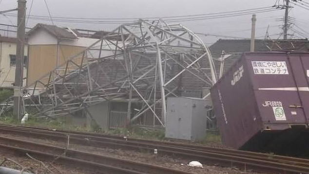 Destruição de uma torre de aço, provocada por ventos fortes durante a passagem do Tufão Tapah, no Japão. Crédito: NHK. 