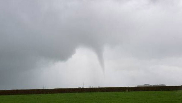 Série de tornados assustaram moradores do oeste da Ilha Norte, na Nova Zelândia, nesta segunda-feira, dia 12. Foto: Divulgação Twitter @staysafeapp 