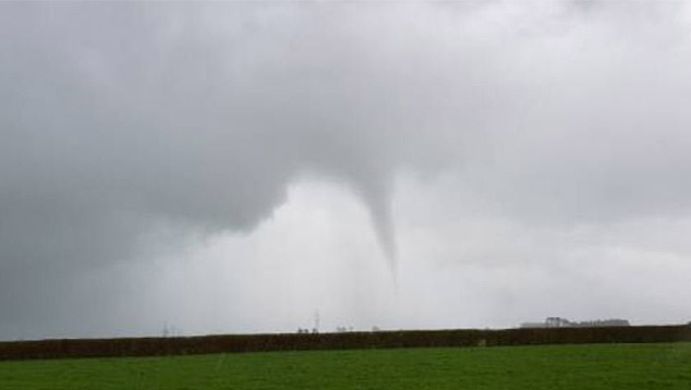 Srie de tornados assustaram moradores do oeste da Ilha Norte, na Nova Zelndia, nesta segunda-feira, dia 12. Foto: Divulgao Twitter @staysafeapp 