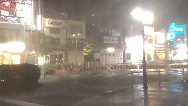 Tóquio na madrugada, atingida por ventos fortes do tufão Faxai. Imagem divulgada no twitter @EarthUncutTV